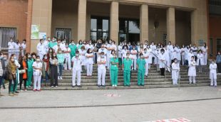 Els professionals i companys dels joves morts durant el minut de silenci