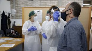 Un equip extraient mostres a l'institut Rafael Campalans d'Anglès