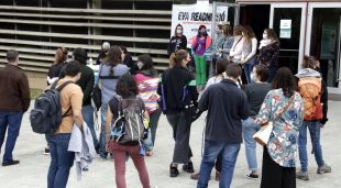 Alumnes defensant la professora acomiadada (arxiu)