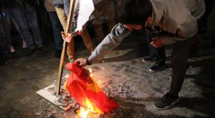 La crema d'una bandera espanyola durant l'acte a Girona