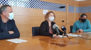 La regidora de Participació, Imma Muñoz flanquejada pel regidor del barri de Sant Miquel i de Mobilitat, Jordi Güell i Jordi López, tècnic comunitari del CASG