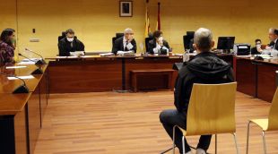 L'acusat, d'esquenes, davant el tribunal de la Secció Quarta de l'Audiència de Girona