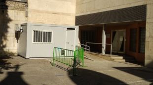 El polèmic mòdul que s'ha retirat just al costat del CAP Ernest Lluch de Figueres