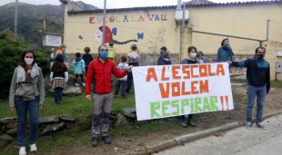Els membres de l'AFA sostenint el cartell amb el lema de la campanya