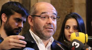 Lluís Guinó atenent els mitjans en una imatge d'arxiu