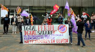 Un moment de la concentració de treballadores de centres sanitaris gironins davant la seu de la Generalitat a Girona