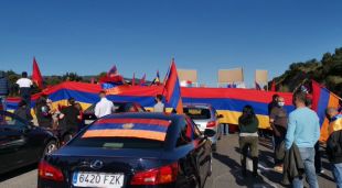 Els manifestants tallant l'autopista, aquest matí