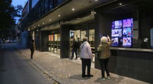 Exterior dels cines Albèniz de Girona amb espectadors a punt d'entrar
