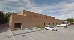 Exterior del pavelló municipal d'esports de Castelló d'Empúries