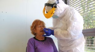 La realització d'una prova PCR al CAP de Palafrugell