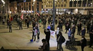 Un instant de la concentració a la plaça U d'octubre de Girona contra l'operatiu de la Guàrdia Civil