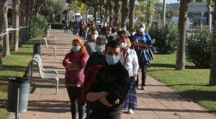 La cua que hi havia a l'entrada del Pavelló de Palafrugell