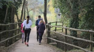 Una família caminant pel Carrilet passant de Girona a Quart, aquest matí