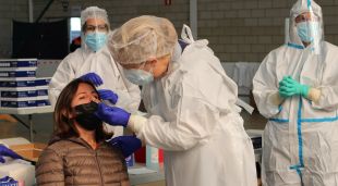 Una dona practicant una prova PCR al cribratge massiu de Palafrugell, el divendres