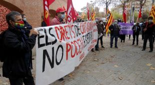 Un moment de la concentració que CCOO ha fet aquest matí al davant de la Subdelegació de l'Estat a Girona