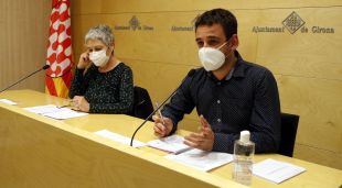 El portaveu de Guanyem Girona, Lluc Salellas, i la regidora de la formació Dolors Serra, durant la roda de premsa d'avui