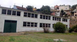 L'edifici que acollia l'antic galliner del monestir, i que ara s'enderrocarà per aixecar-hi la residència