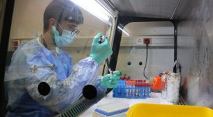 Un tècnic fent les tasques d'analisi de proves de covid-19 a l'hospital de Palamós