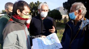 El representants de les entitats naturalistes i el d'Unió de Pagesos, mirant el plànol de les dues alternatives que es proposen per a la variant de Torroella (arxiu)