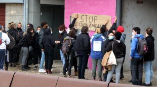 La concentració que s'ha fet davant del bloc 'La semilla migrante', aquest matí