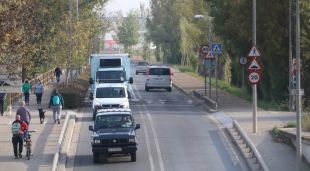 Alguns vehicles a la ronda sud de Figueres, el divendres al matí