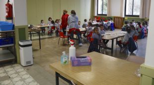 Menjador de l'escola Salesians de Ripoll amb l'aparell purificador d'aire al lateral esquerra