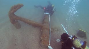 Els arqueòlegs documentant l'àncora del segle XIX que s'ha descobert a Begur