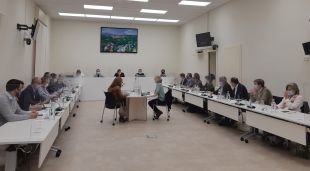 Un moment del ple de Figueres que s'ha celebrat a la sala de plens renovada sense públic ni premsa