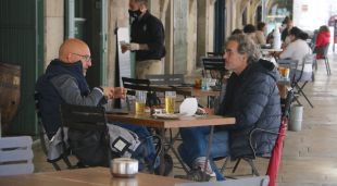 Uns clients prenent un refresc en una terrassa de la plaça del Vi de Girona (arxiu)