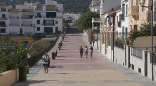 El Passeig del Canadell a Calella de Palafrugell, una zona de segones residències amb alguns passejants el passat octubre