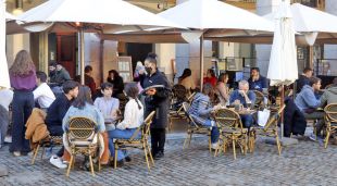 Clients en una terrassa d'un establiment a plaça Independència de Girona, aquest matí