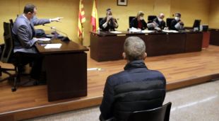 D'esquenes, l'acusat d'abusar sexualment d'una amiga de la seva filla a Lloret de Mar