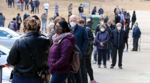 Desenes de persones esperant per fer-se els tests ràpids d'antigens a Banyoles