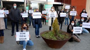 Un moment de la protesta amb el gerent de l'Espai Gironès, Pau Jordà, i altres comerciants del centre comercial