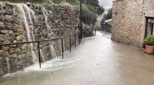 La pluja que queia a Terrades aquest migdia ha deixat els carrers convertits en rierols
