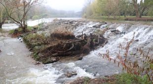 La resclosa de Colomers amb alguns dels forats que hi ha a causa de la degradació del temps