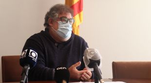L'alcalde de la Vall d'en Bas, Lluís Amat, llegint una declaració institucional