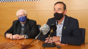 L'alcalde d'Olot, Pep Berga (esquerra), i el bisbe de Girona, Francesc Pardo, durant la roda de premsa a l'Ajuntament d'Olot