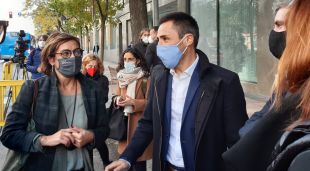 L'alcalde de Sant Julià de Ramis, Marc Puigtió, parlant amb la diputada gironina d'ERC, Montse Bassa