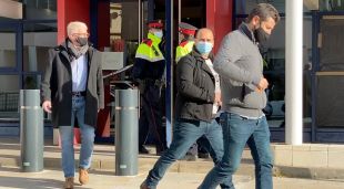 El traficant delator sortint de la comissaria de Santa Coloma de Farners acompanyat del seu advocat