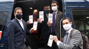 El conseller de Territori i Sostenibilitat, Damià Calvet, acompanyat d'altres autoritats en un dels autobusos que s'utilitzen pel transport a demanda
