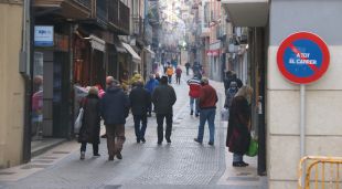 El carrer València de Camprodon amb gent passejant, aquest matí