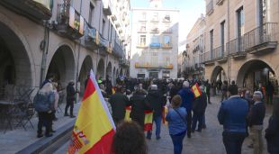 La Plaça del Vi amb els manifestants de Vox en primer terme i els antifeixistes al fons