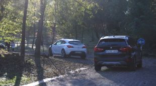 Dos vehicles aparcant a Can Serra a la Fageda d'en Jordà