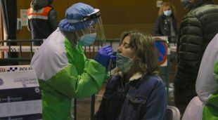 Una persona sotmetent-se a una prova d'antigens per detectar la covid-19 a la Jonquera