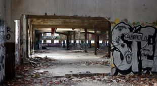 Interior d'una de les naus abandonades de la carretera Barcelona de Girona