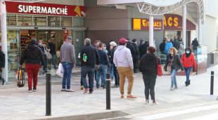 Compradors francesos a El Pertús, dins territori català (arxiu)