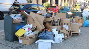 Brossa acumulada als contenidors de la plaça de la Font Lluminosa, aquest mati