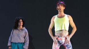 Pla conjunt de Bruno Oro i Clara Segura en una escena de l'obra 'Cobertura'
