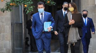 El vicepresident de la Generalitat amb funcions de president, Pere Aragonès, amb la consellera de Presidència, Meritxell Budó (arxiu)